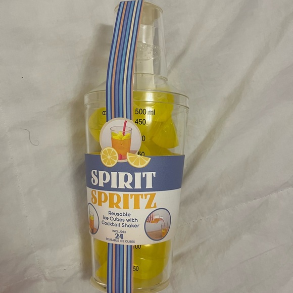 Reusable Lemon Ice Cubes with Cocktail Shaker - Yellow - Picture 1 of 3
